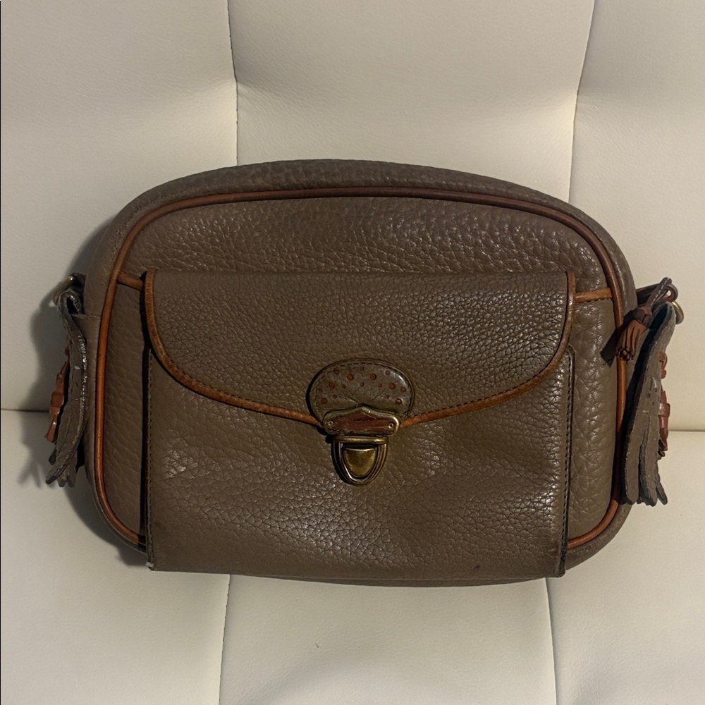 “Dooney & Bourke” Vint. Khaki “R45 AWL Lg. Kilty XBody” Purse